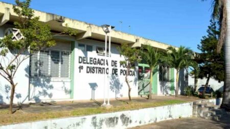 Homem invade casa, tenta matar ex-mulher esfaqueada e acaba preso