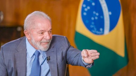 É preciso um “longo debate’, diz Lula sobre regular redes sociais