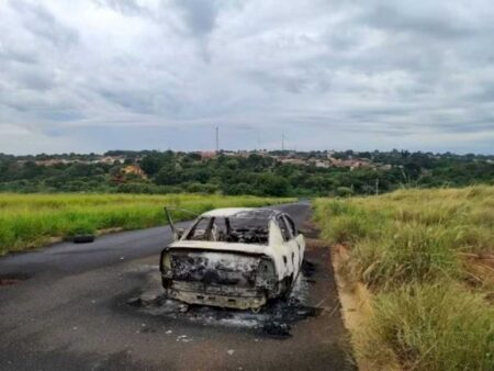 Mulher é presa por matar namorado e incendiar carro com o corpo dentro