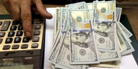 Dólar cai para R$ 5 sob expectativa de dados de inflação