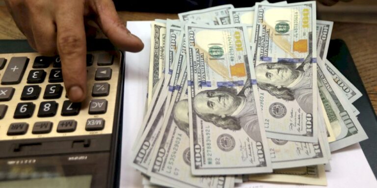 Dólar cai para R$ 5 sob expectativa de dados de inflação