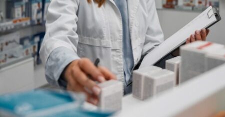 Governo Lula corta verba de bolsas de estudo, educação básica e Farmácia Popular