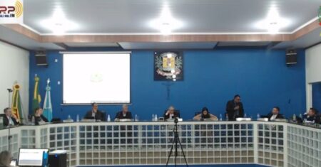 Câmara rejeita pedido de cassação de presidente de Câmara que cortou microfone de vereadora