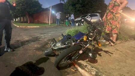 Motociclista fugindo da polícia colide com carro em Nova Andradina e jovem fica ferida