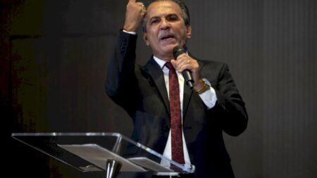Pastor Silas Malafaia, organizador do ato de Bolsonaro no Rio, recebe condecoração militar