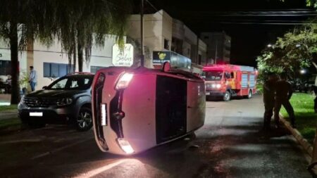 Motorista tomba carro após colisão em MS