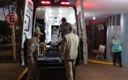 Jovem é baleado com pelo menos três tiros e morre no Hospital