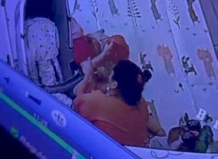 Babá é presa após ser filmada agredindo crianças