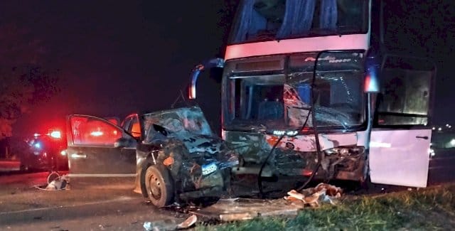 Motorista morre ao colidir carro em ônibus que transportava universitários