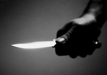 Mulher esfaqueia marido no peito e ameaça a própria mãe de morte
