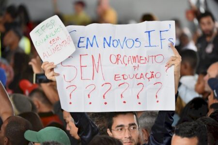 ‘Que bom que vocês podem levantar um cartaz dizendo que estão em greve’, diz Lula após ser alvo de protesto
