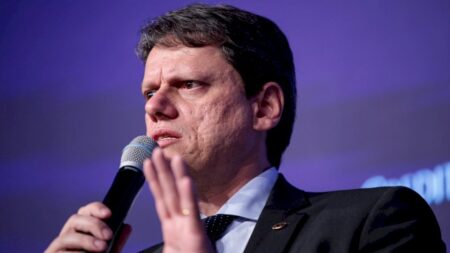 Tarcísio migrará para o PL por volta de junho, diz Valdemar