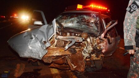 Colisão frontal deixa veículos destruídos na BR-376 entre Vicentina e Fátima do Sul