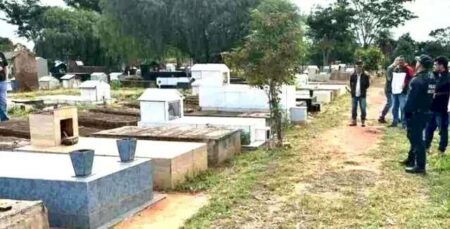 Vigia de cemitério onde corpos de bebê e adolescente foram furtados é demitido