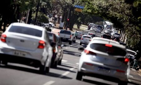 Pagamento do licenciamento de veículos com placa final 3 vence nesta sexta-feira