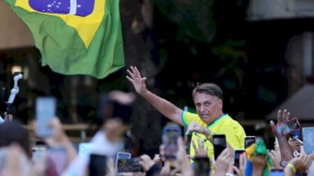 Depois de apoiar “taxa das blusinhas’, Bolsonaro pede “veta, Lula’