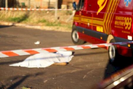 Homem é morto a tiros após sair de tabacaria e ser surpreendido por dupla