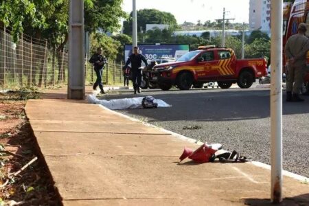 Motociclista perde controle da direção em curva, bate em poste e morre