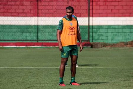 À espera de Thiago Silva, Diniz ganha opções para a zaga do Fluminense com ‘reforços caseiros’