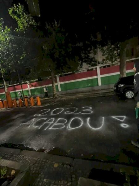 Grupo de torcedores picha Laranjeiras em protesto pela má fase do Flu; Diniz é um dos principais alvos