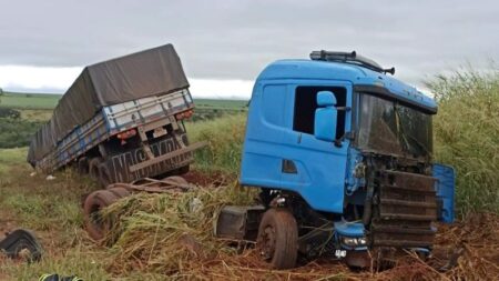 Carreta que tombou na MS-276 carregava crack escondido em meio a carga de açúcar