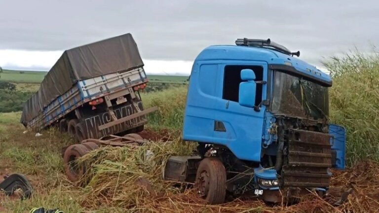 Carreta que tombou na MS-276 carregava crack escondido em meio a carga de açúcar