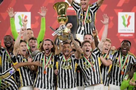 Danilo entra para a história da Juventus ao levantar troféu como capitão