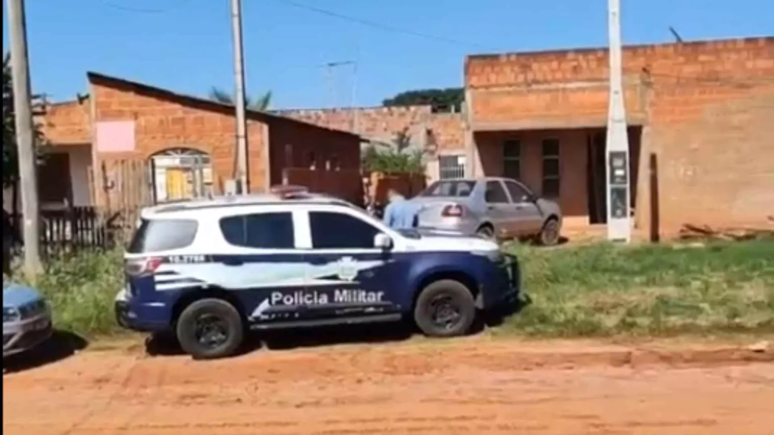 Vizinhos escutam tiros durante a madrugada e rapaz de 24 anos é encontrado morto em casa