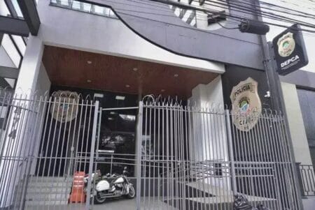 Criança que teve a orelha cortada pelo pai é levada para abrigo