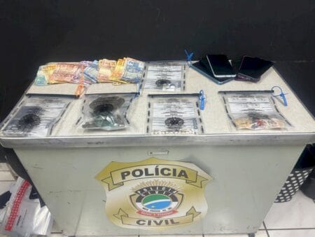 Polícia Civil prende dois adultos e apreende um adolescente por tráfico de drogas em MS