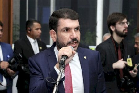 Projeto de Lei assegura atendimento prioritário aos pais e cuidadores de pessoas com deficiência