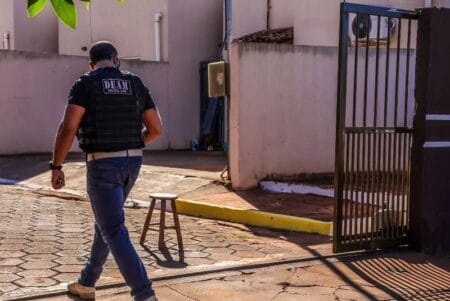 Ex-marido faz emboscada e esfaqueia 4 vezes mulher que saia de condomínio