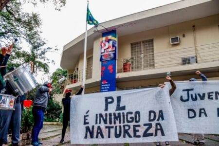 MST protesta em sede do PL em SP contra leis que buscam flexibilizar a legislação ambiental