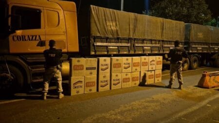 IVINHEMA: PRF de Amandina apreende carga de cigarros contrabandeada do Paraguai em carreta