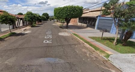 Mulher em situação de rua é assassinada a facadas no rosto por namorada de rapaz