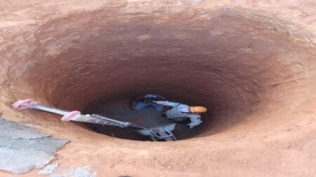 Trabalhador cai em poço de 6 metros em construção e é retirado com guindaste em MS