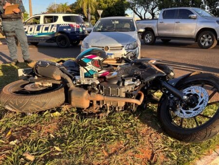 IVINHEMA: Mulher fica ferida em acidente entre carro e moto no Bairro Centro