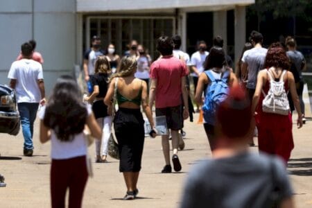 Senado aprova bolsa de R$ 700 para estudantes universitários