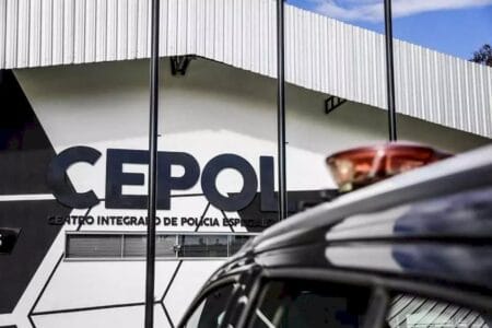 Jovem tenta fugir e é esfaqueado nas costas durante assalto de celular