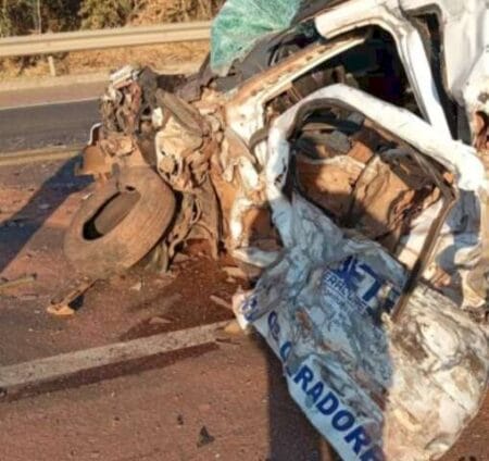 Motorista de picape morre em colisão frontal com caminhão na BR-163