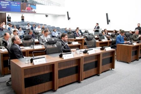 Deputados devem apreciar quatro propostas na sessão de hoje