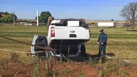 Pneu estoura, motorista perde controle e capota caminhonete em rodovia de MS