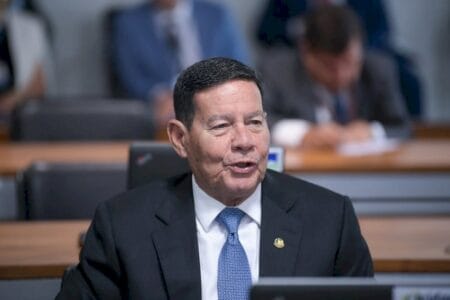 Mourão pede a Milei que Argentina dê asilo político aos foragidos do 8 de Janeiro