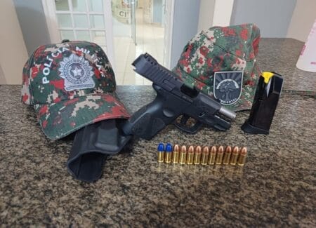 Polícia Militar Ambiental prende pescador por porte ilegal de arma de fogo, no Rio Taquari
