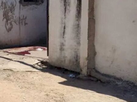 Mulher é surrada com chicote de correia e cigarro no olho por marido