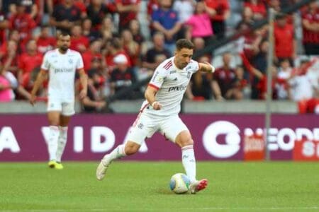 Análise: Flamengo trata bem a bola em Curitiba e rechaça rótulo de time que não tem poder de reação