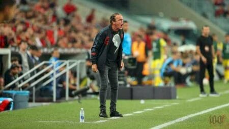 Cuca cita discussão entre zagueiro e dirigente e nega traição ao Athletico