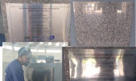 Nova Andradina: Após erro grotesco no nome do governador Eduardo Riedel e na grafia do professor, irmão Braz Sinigáglia, troca de placas são feitas na correria antes da chegada dos ilustres visitantes.