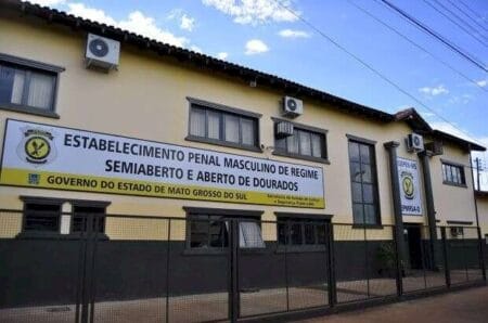 Detento do semiaberto invade residência, quebra garrafa e rasga pele da ex