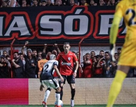 Corinthians leva empate no fim e mostra que crise política se estende ao campo